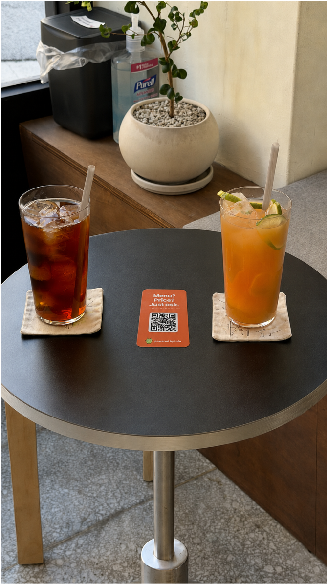FOFU QR 메뉴 카드가 놓인 카페 테이블
