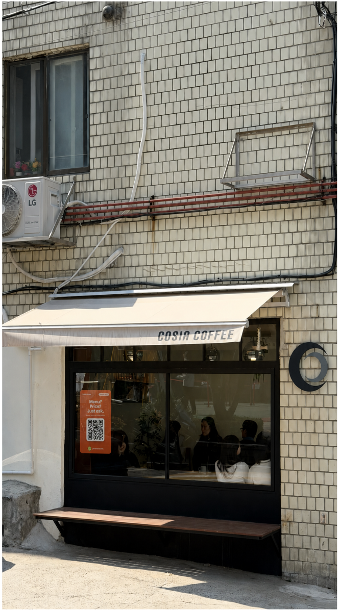 FOFU QR 안내 스티커가 부착된 카페 외관